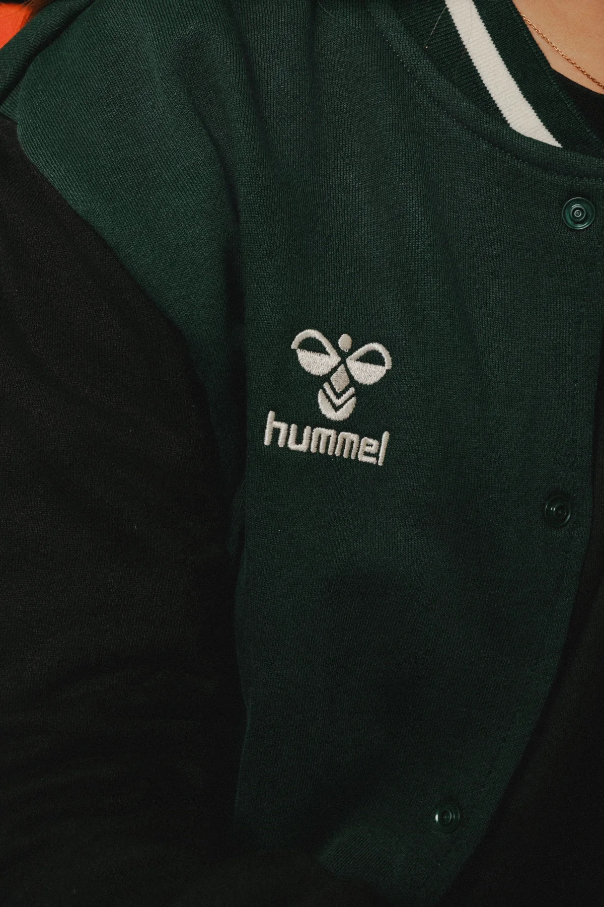 Détail du logo hummel sur un vêtement de la collection