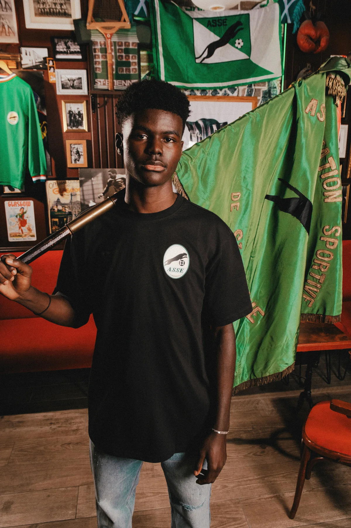 Portrait individuel d’un homme portant un tee-shirt Black Panther ASSE × hummel