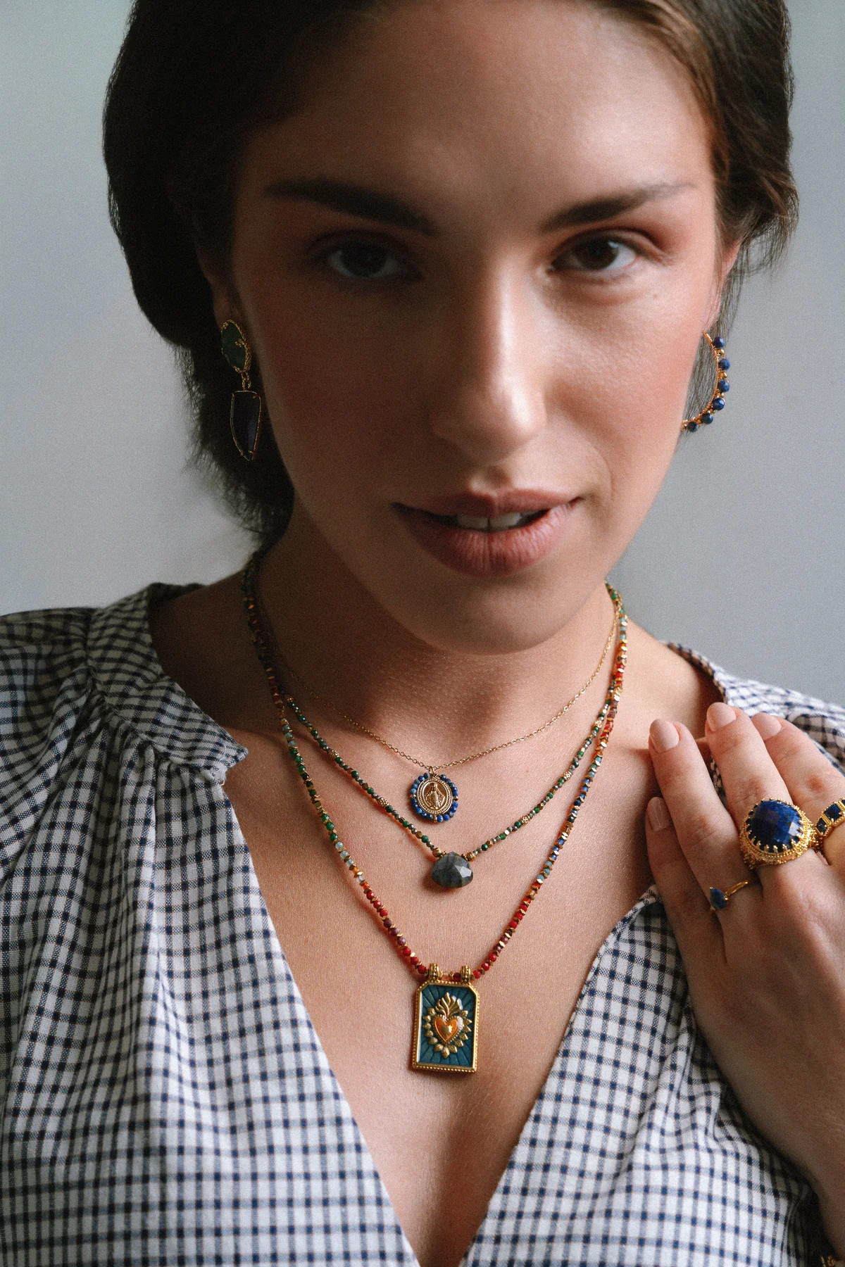 Bijoux Brin de Cuivre portés par un modèle, avec colliers, boucles d’oreilles et bagues
