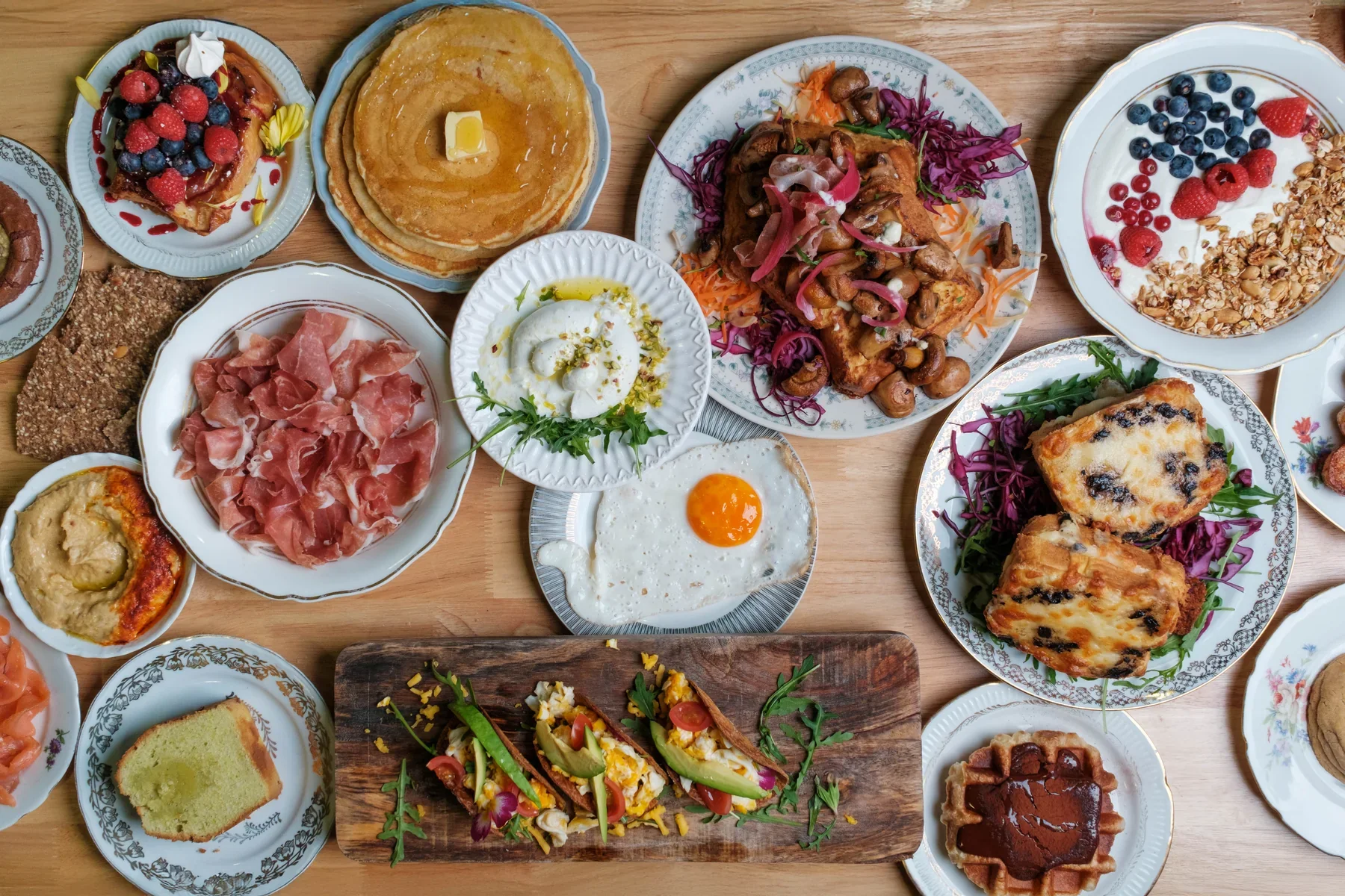 Brunch composé sur une table vue du dessus