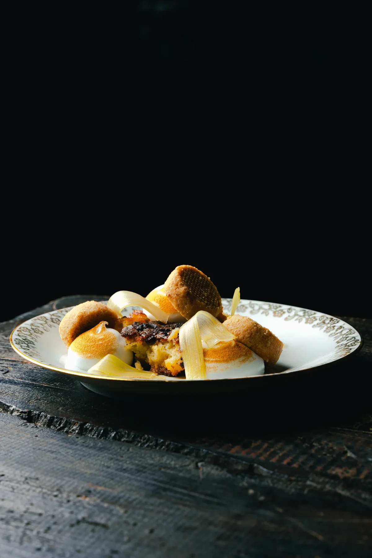 Assiette photographiée dans une lumière de côté