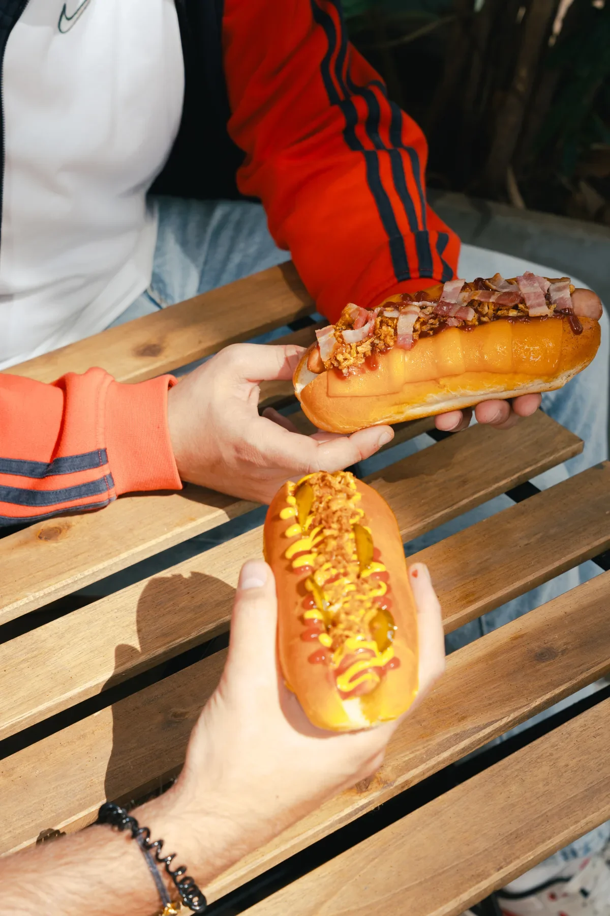 Street food partagée dans un décor urbain