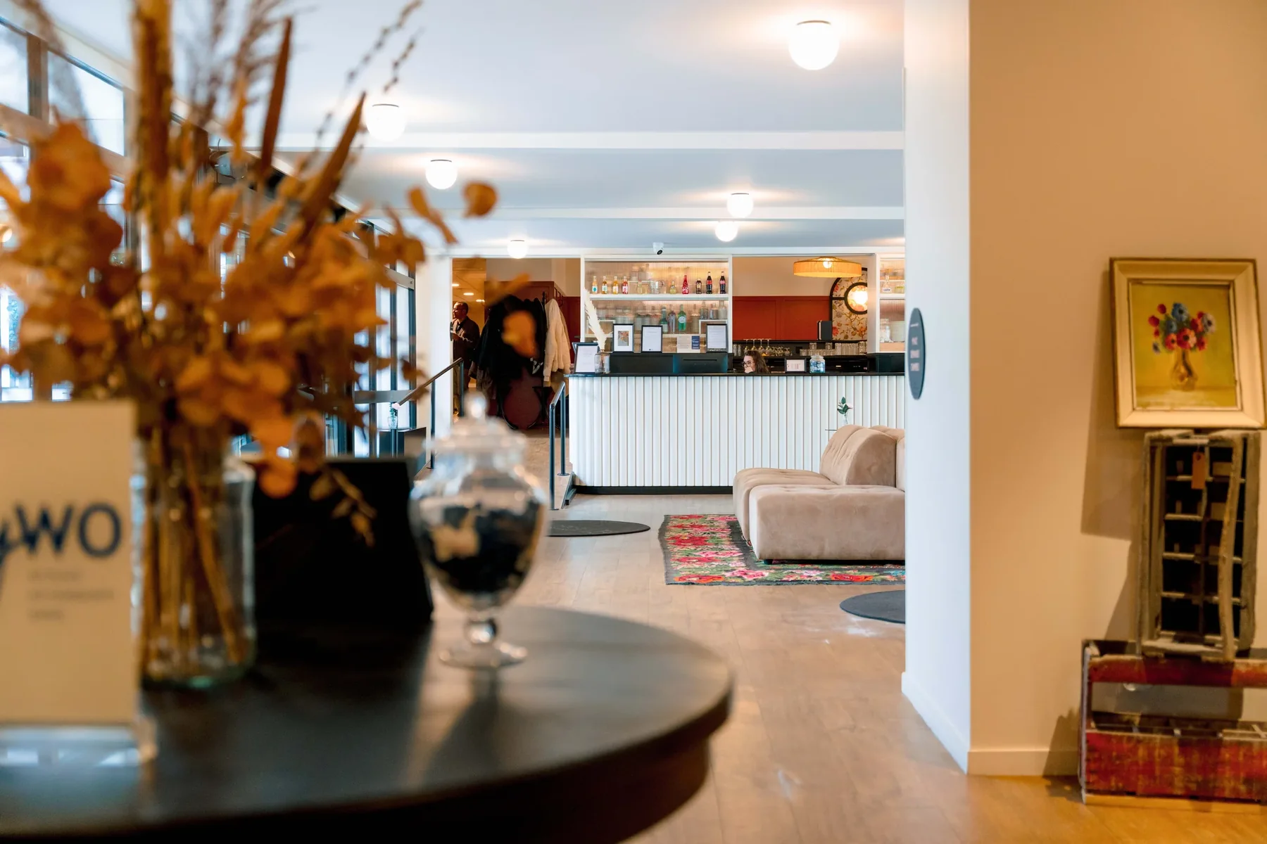 Salle de restaurant ouverte sur le comptoir