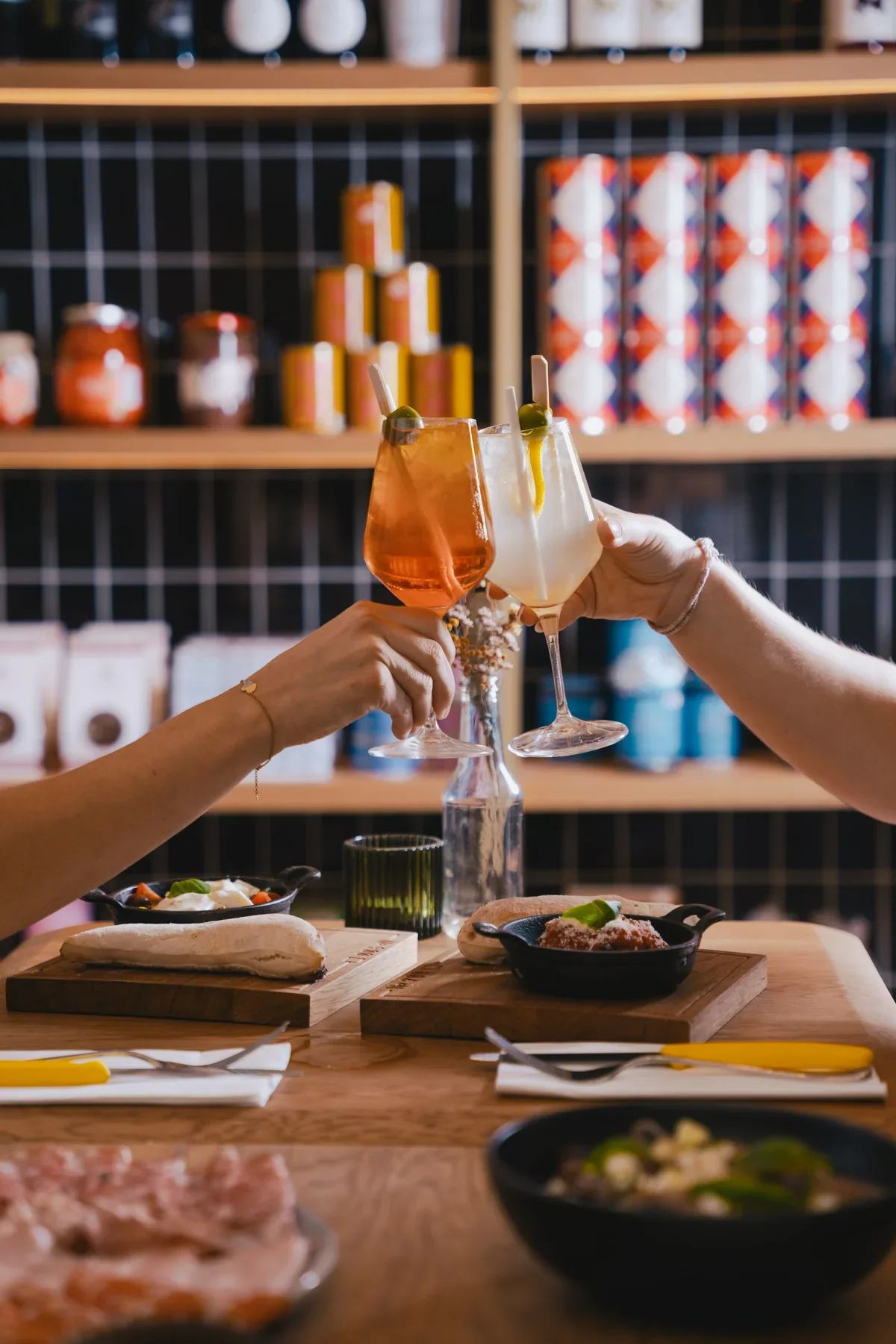 Mains réunies autour d’un toast à table