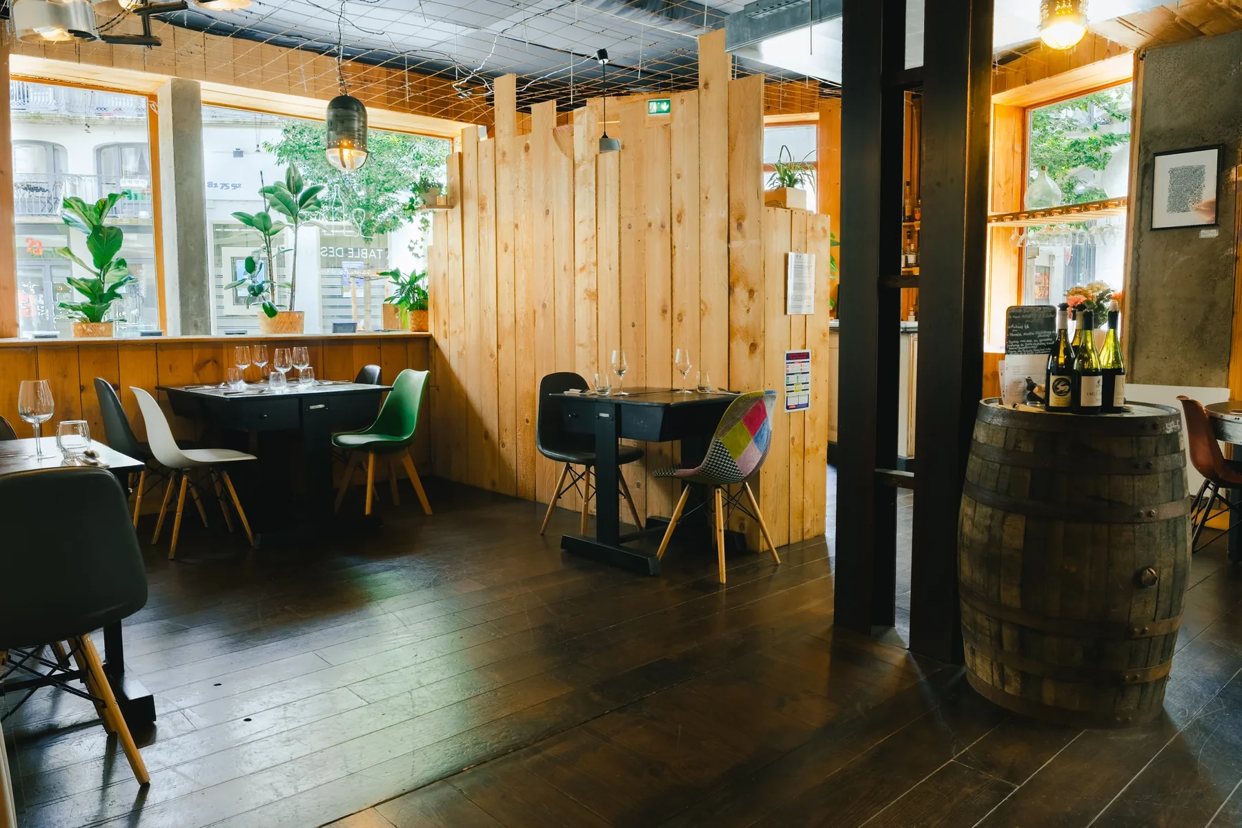 Salle de restaurant aux matières naturelles