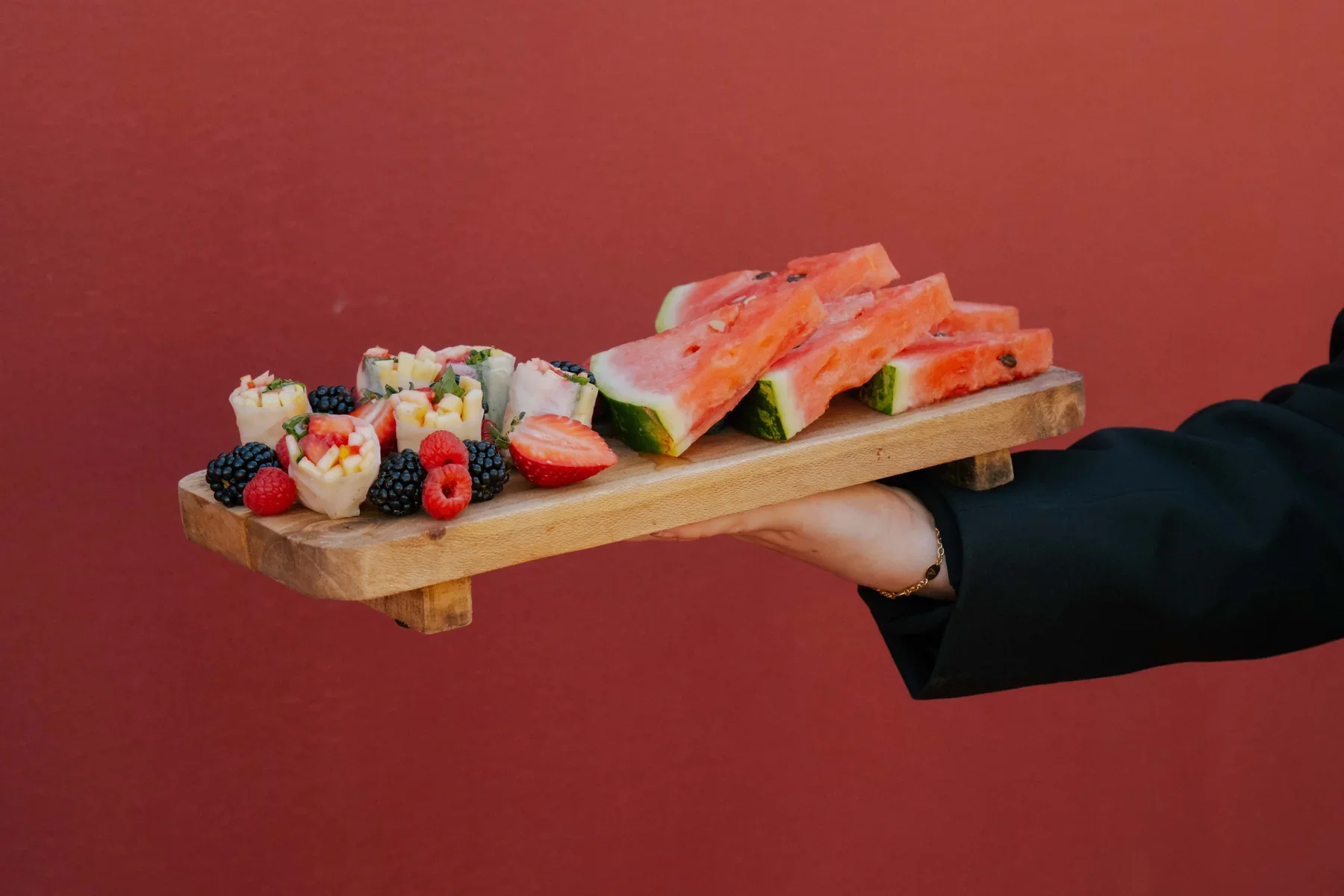 Composition de bouchées sur un fond rouge